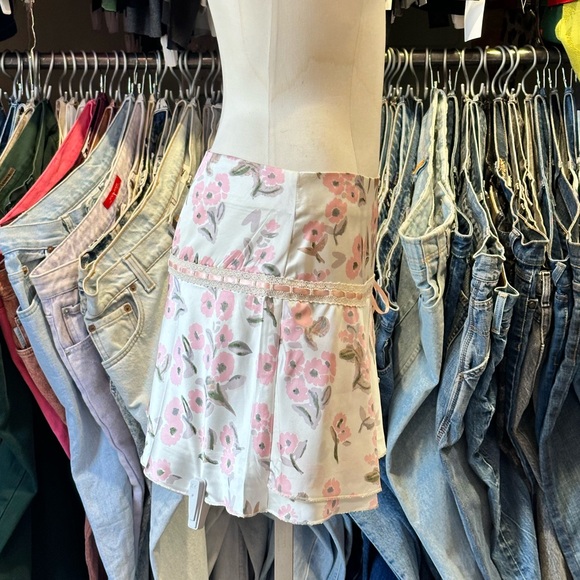 KEHLANI floral prints mini skirt - Picture 2 of 4